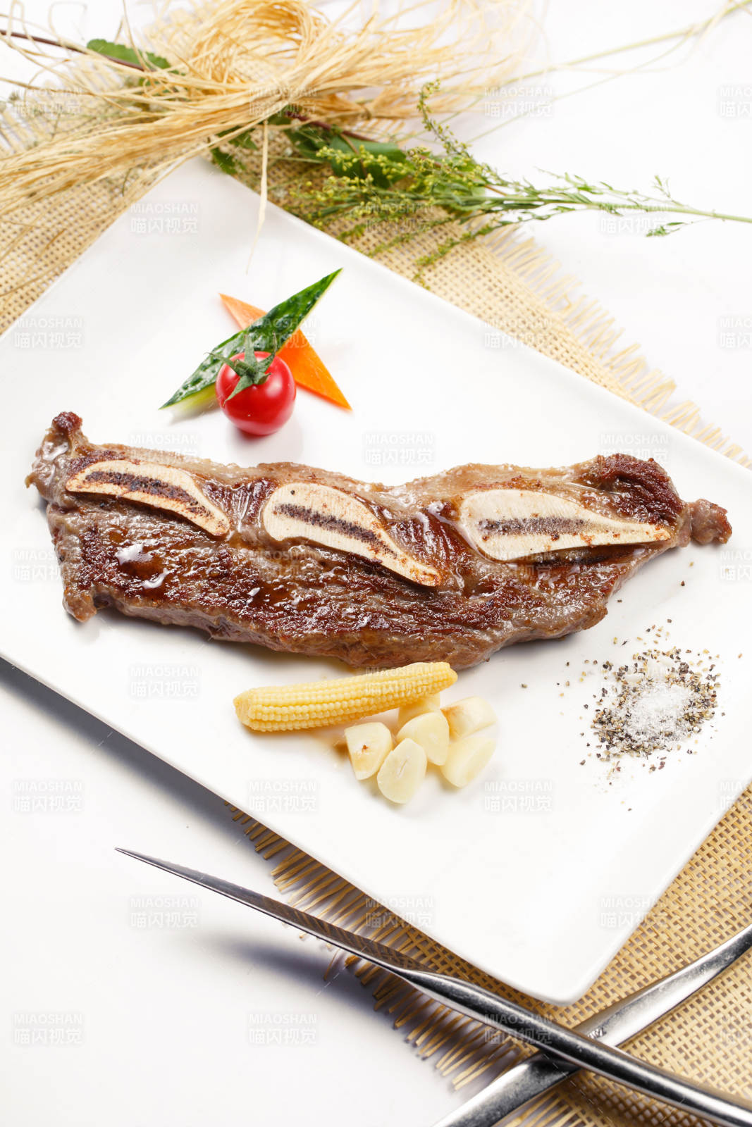 日式鐵板帶骨小牛排擺放在草墊上