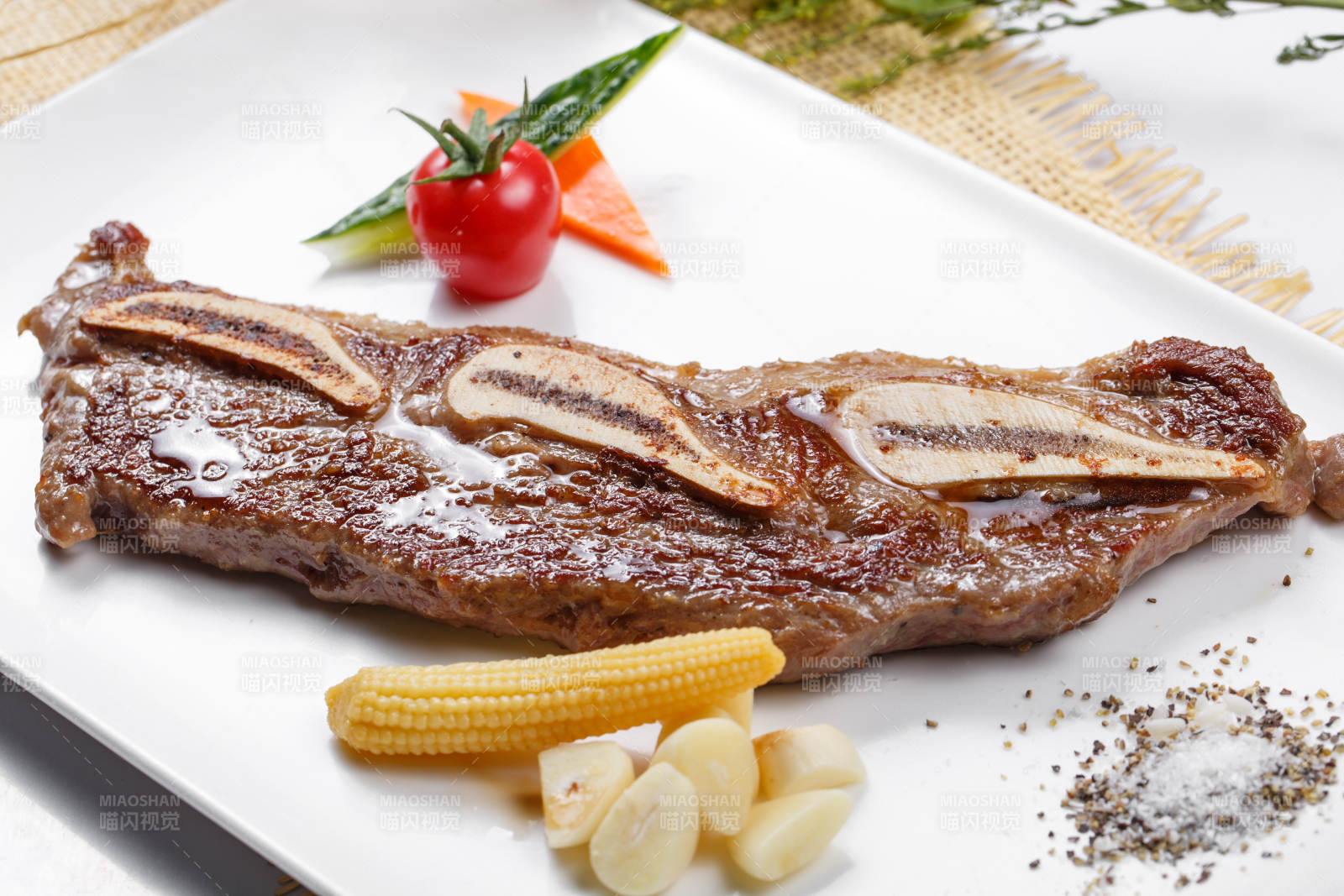 日式鐵板帶骨小牛排擺放在草墊上