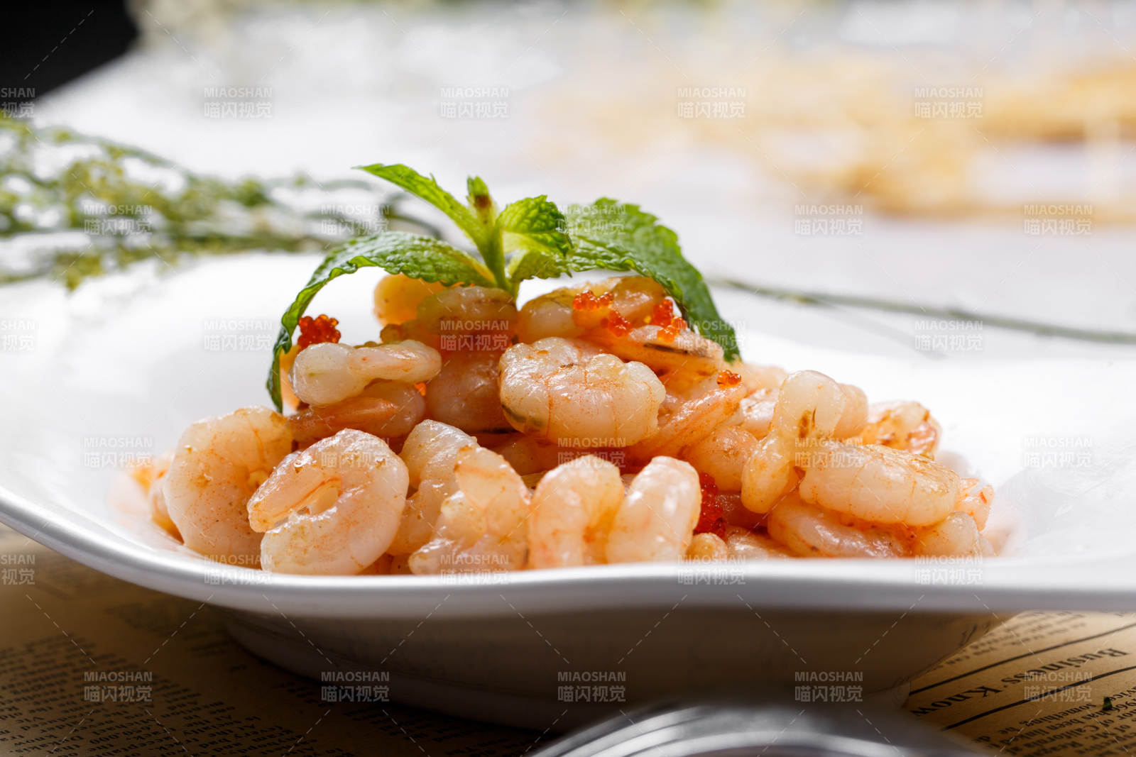 铁板虾仁金针菇摆放在英文包装纸上图片