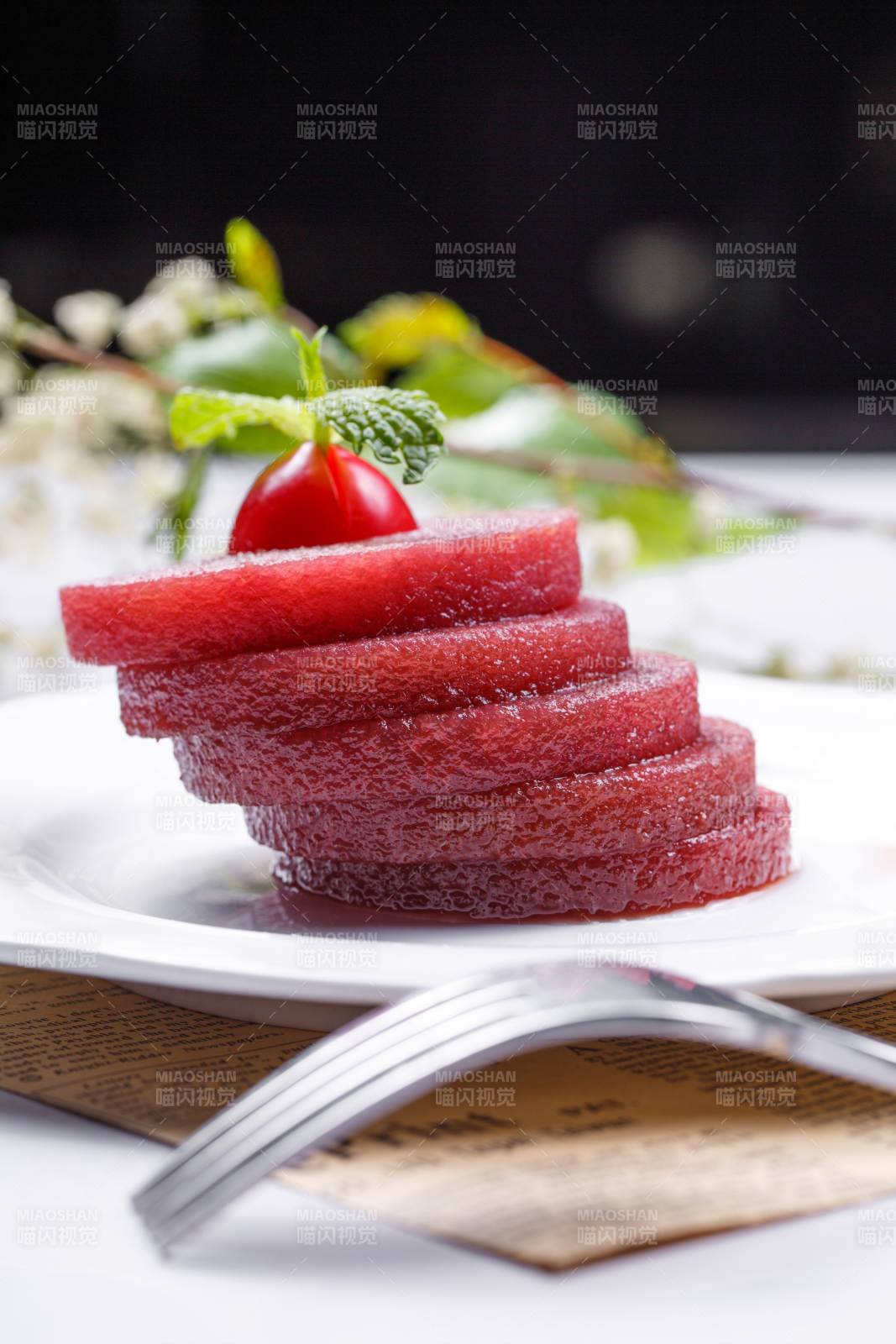 紅酒雪梨塔擺放在英文包裝紙上