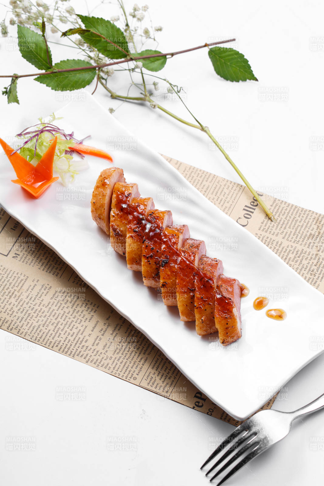 黑胡椒酱铁板鸭脯肉摆放在英文包装纸上图片