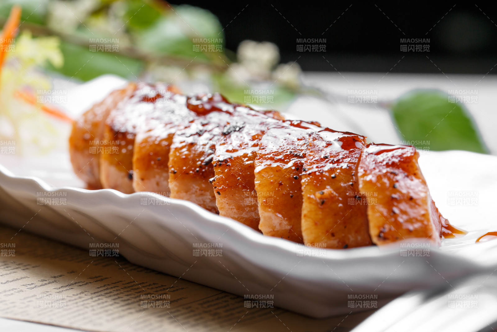 黑胡椒酱铁板鸭脯肉摆放在英文包装纸上图片