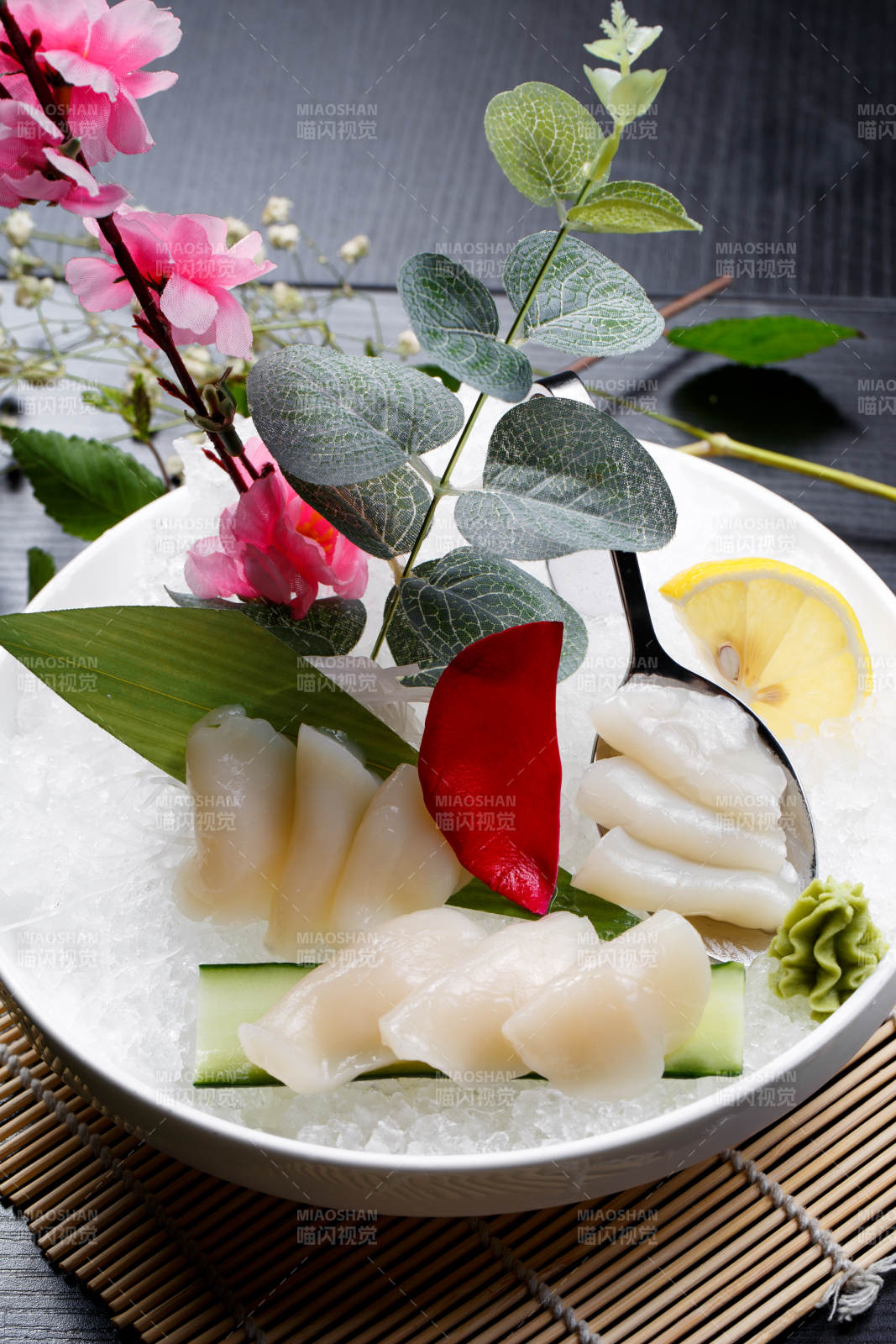 鮮帶子刺身擺放在壽司簾上