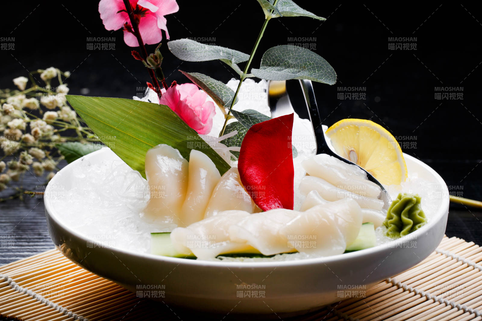 鮮帶子刺身擺放在壽司簾上