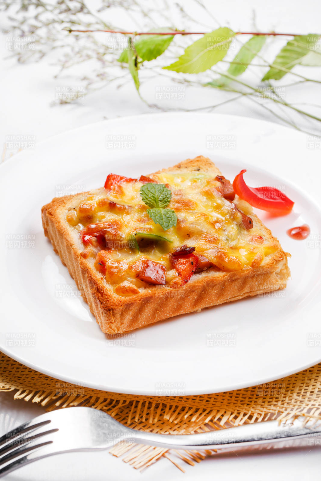 白色圓盤(pán)裝現(xiàn)烤海鮮牛肉小披薩擺放在草墊上