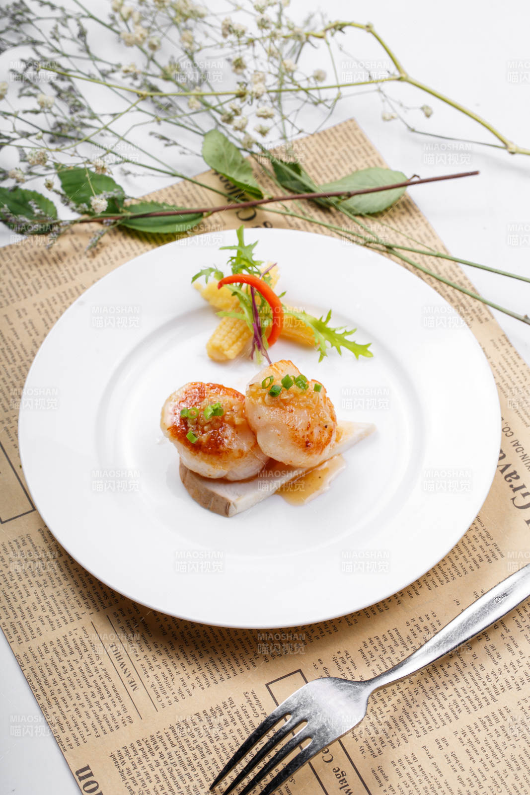 大带子瑶柱摆放在英文包装纸上图片