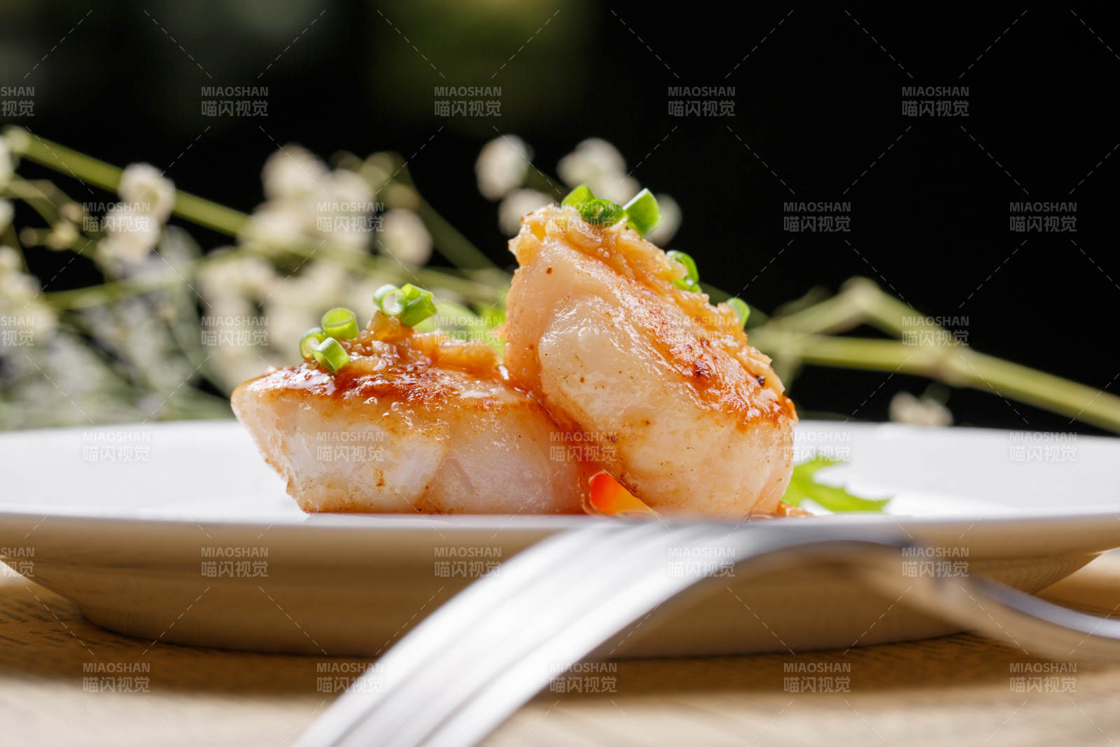 大带子瑶柱摆放在英文包装纸上图片