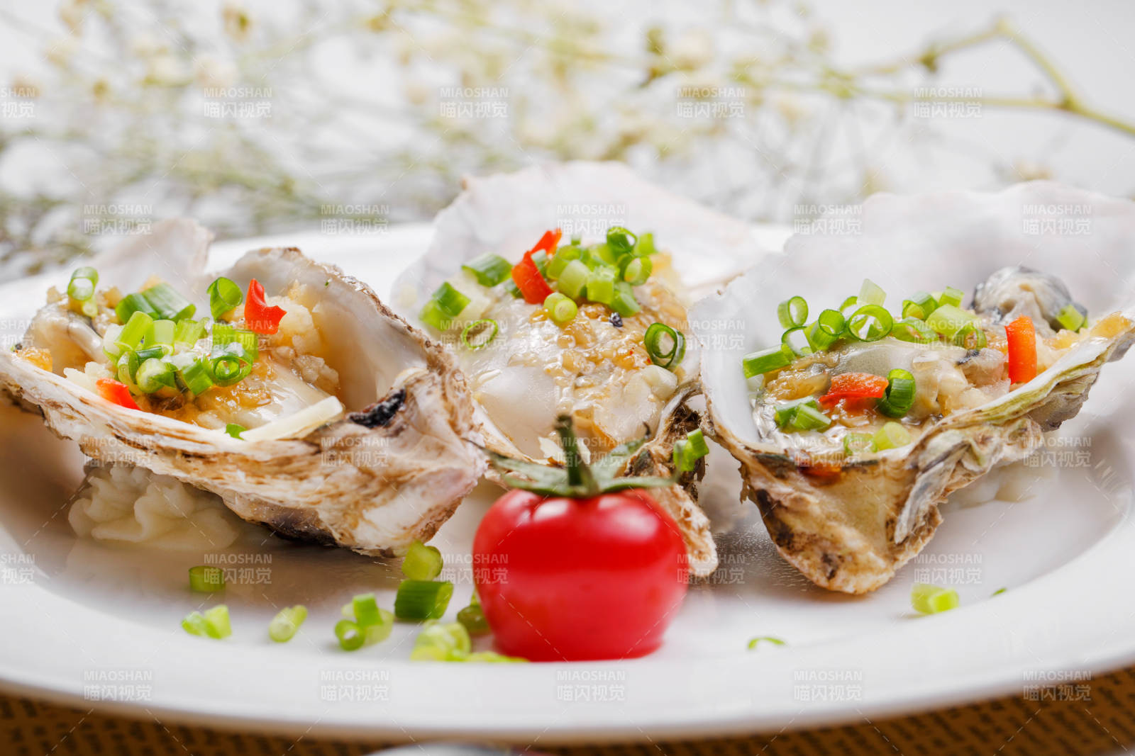 蒜蓉鐵板滋補生蠔擺放在英文包裝紙上