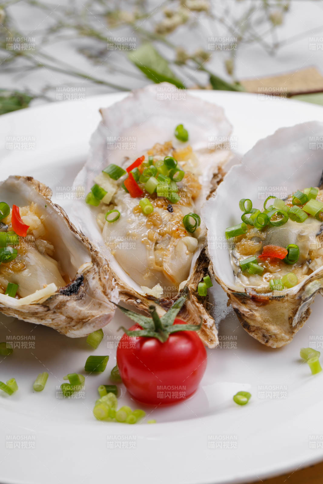 蒜蓉鐵板滋補生蠔擺放在英文包裝紙上