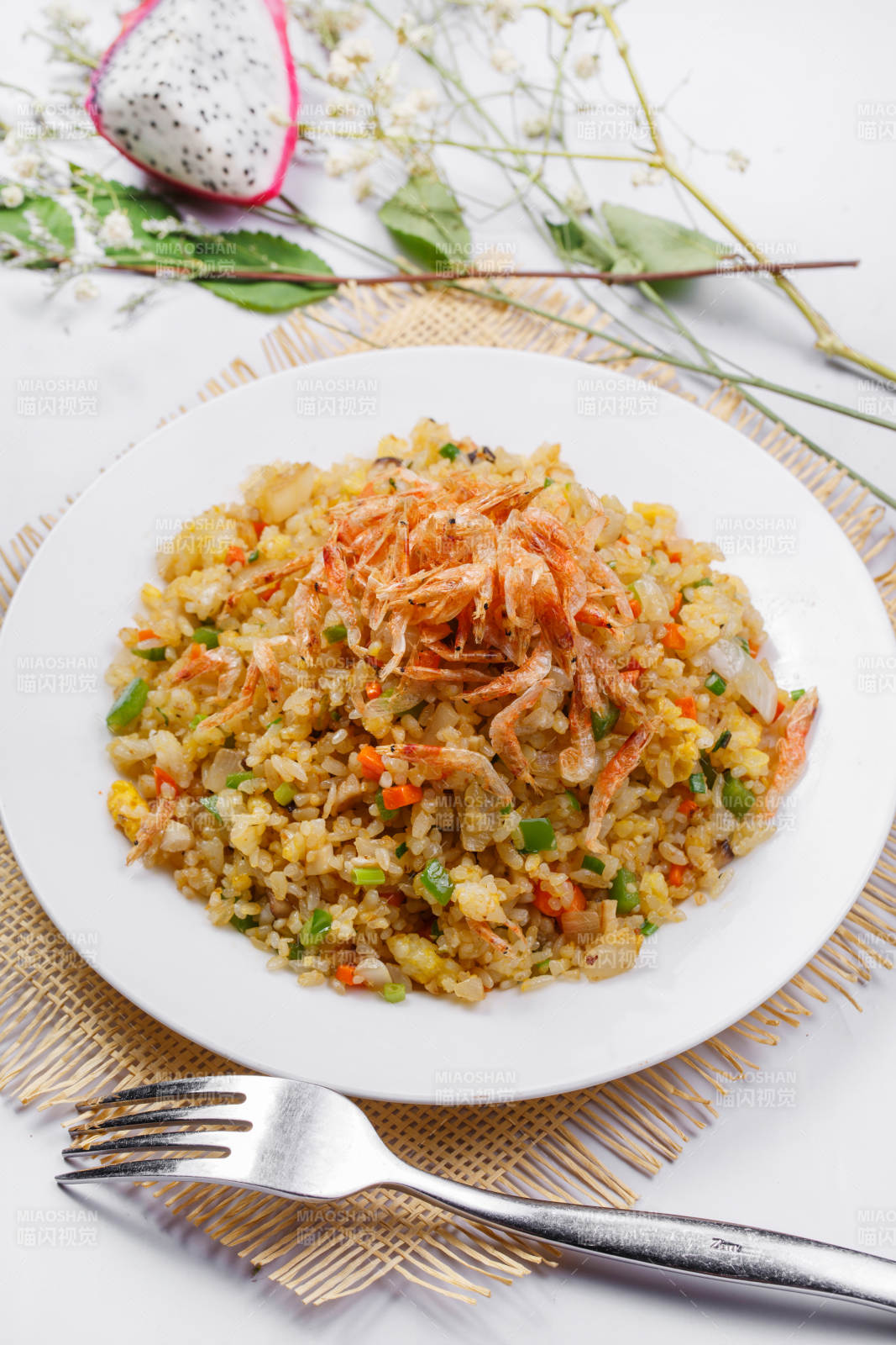 铁板虾干蛋炒饭摆放在草垫上