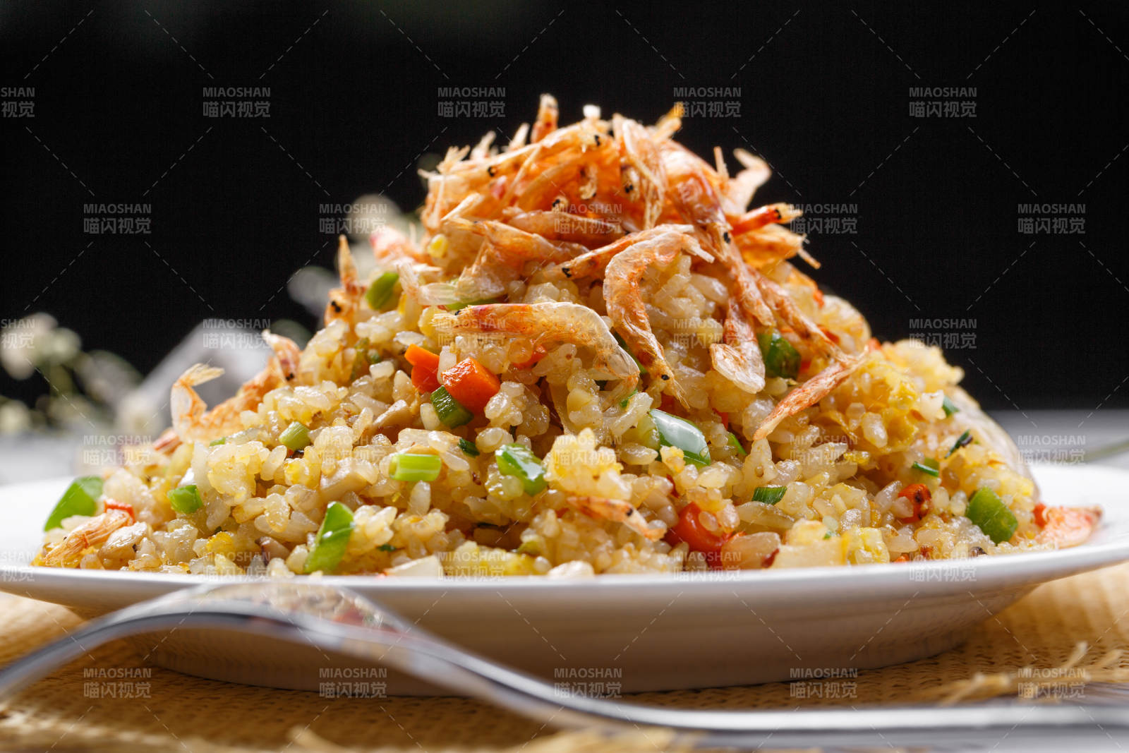 铁板虾干蛋炒饭摆放在草垫上