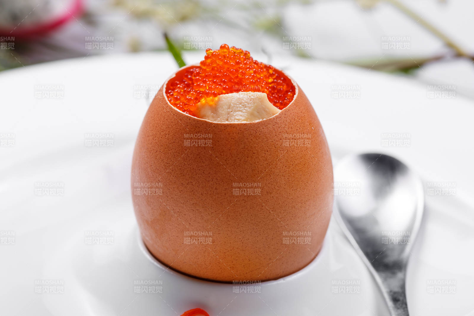 鐵板蟹子蒸蛋擺放在白色背景上