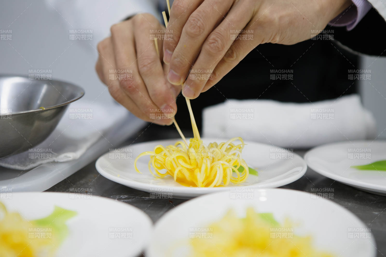 人与食物紧张忙碌的中餐厨房-摄影图