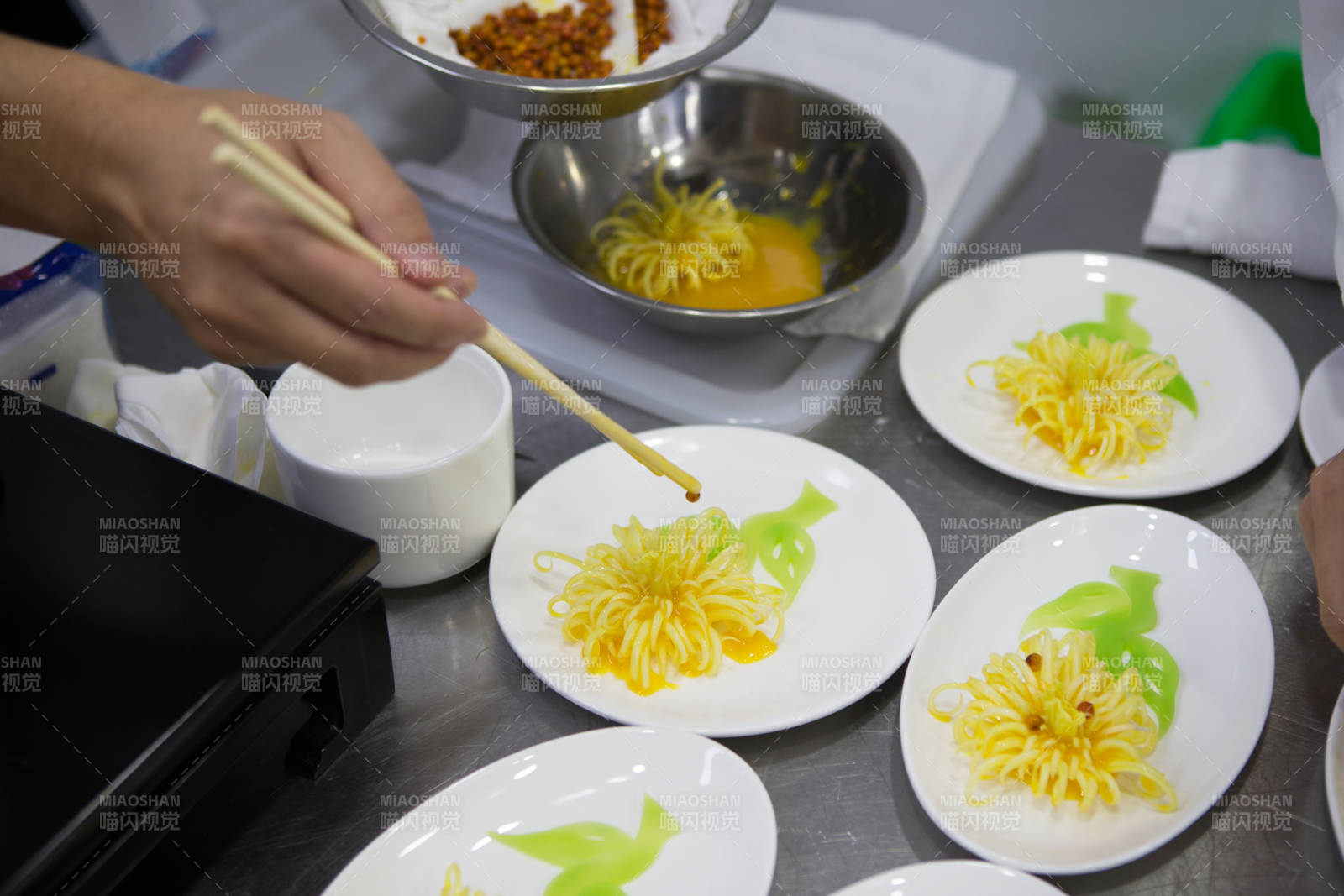 人与食物紧张忙碌的中餐厨房-摄影图