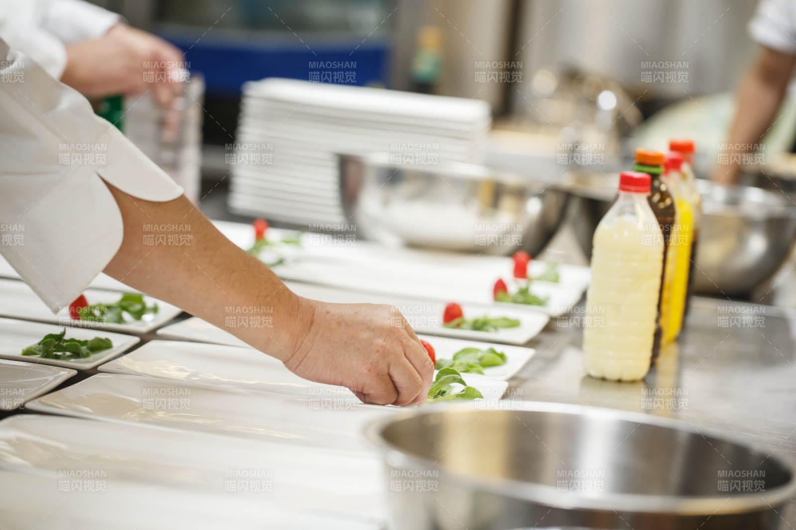 人与食物紧张忙碌的中餐厨房-摄影图