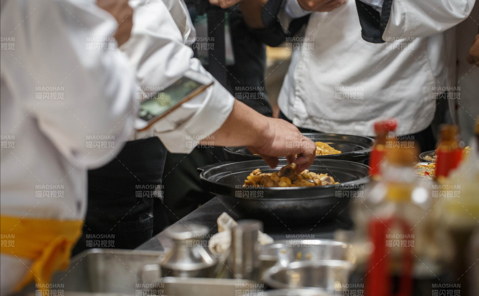 人与食物紧张忙碌的中餐厨房-摄影图