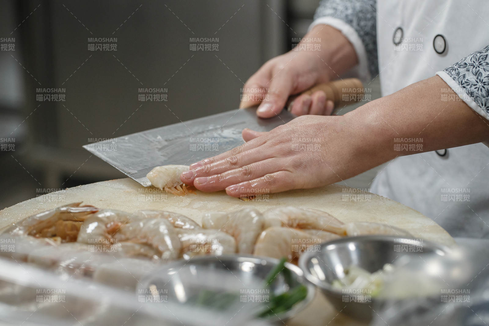 人与食物紧张忙碌的中餐厨房-摄影图