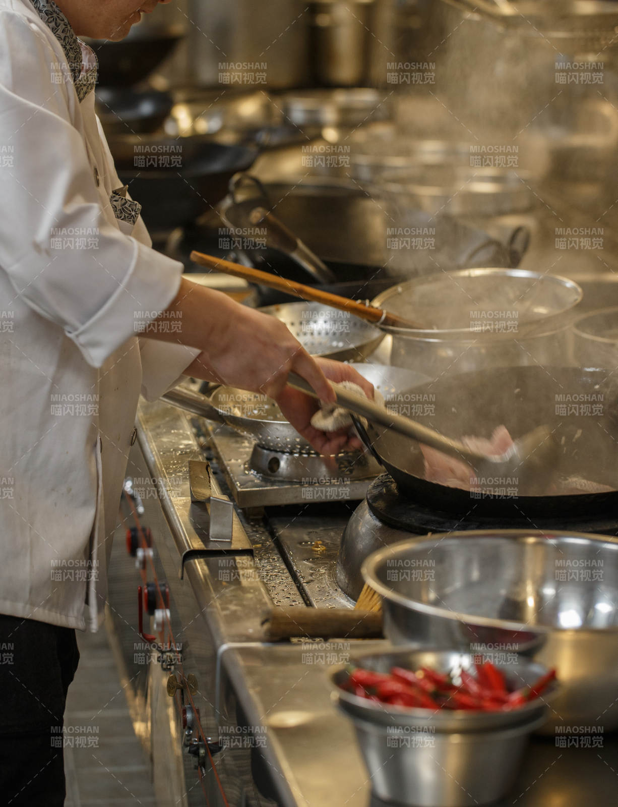 人与食物紧张忙碌的中餐厨房-摄影图