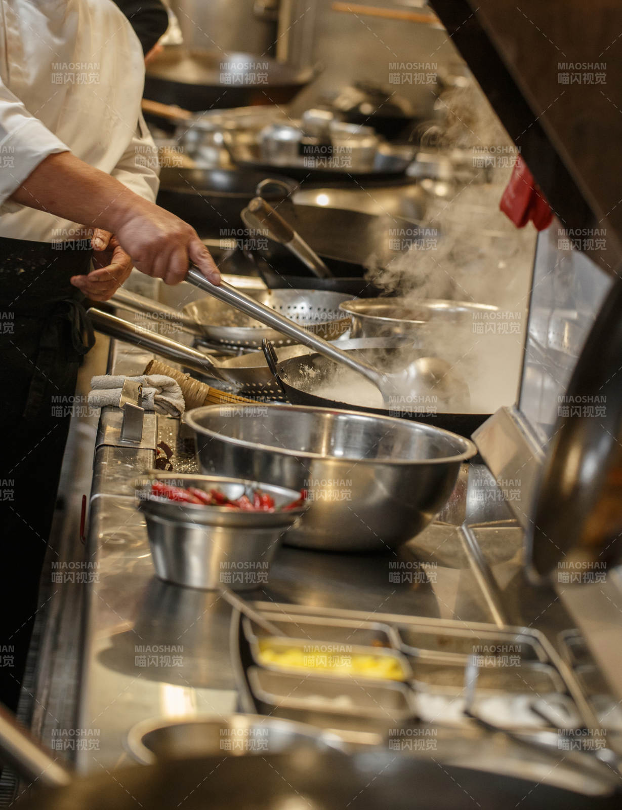 人与食物紧张忙碌的中餐厨房-摄影图