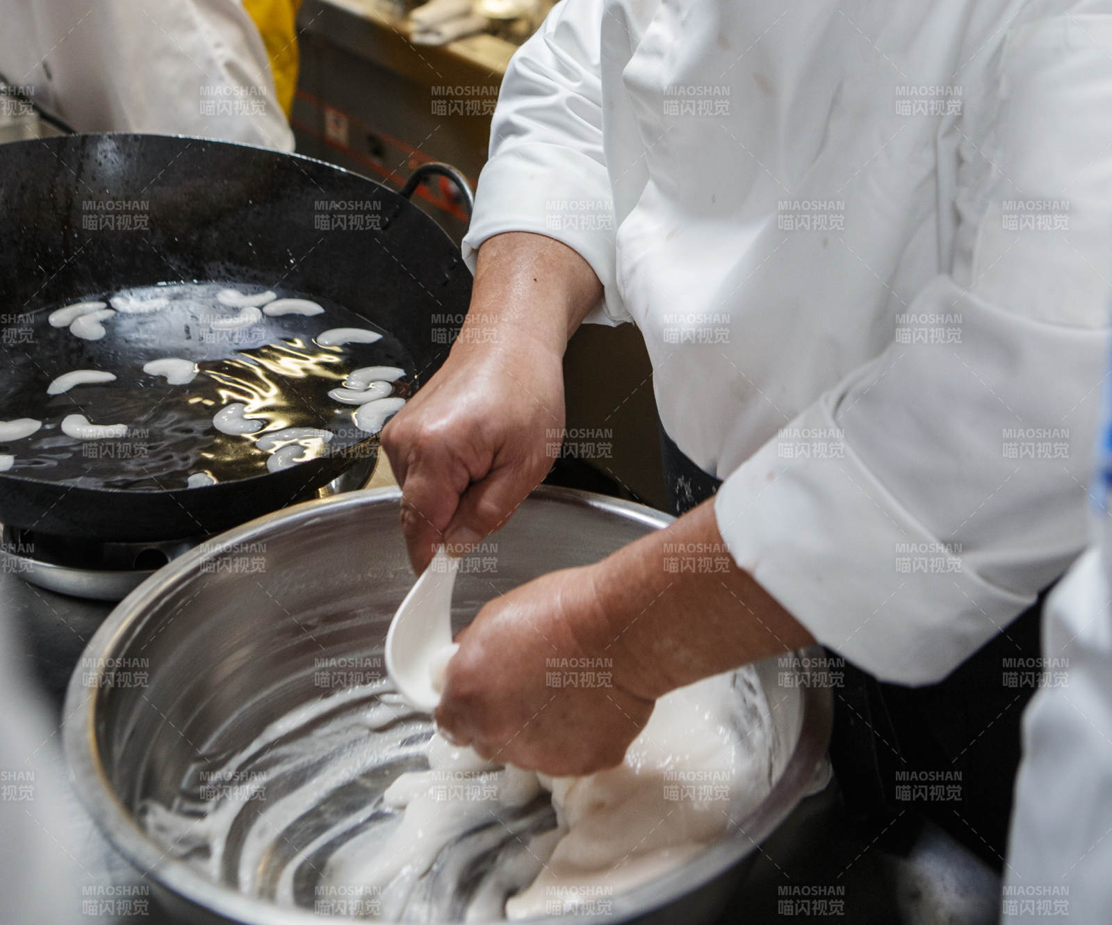人与食物紧张忙碌的中餐厨房-摄影图