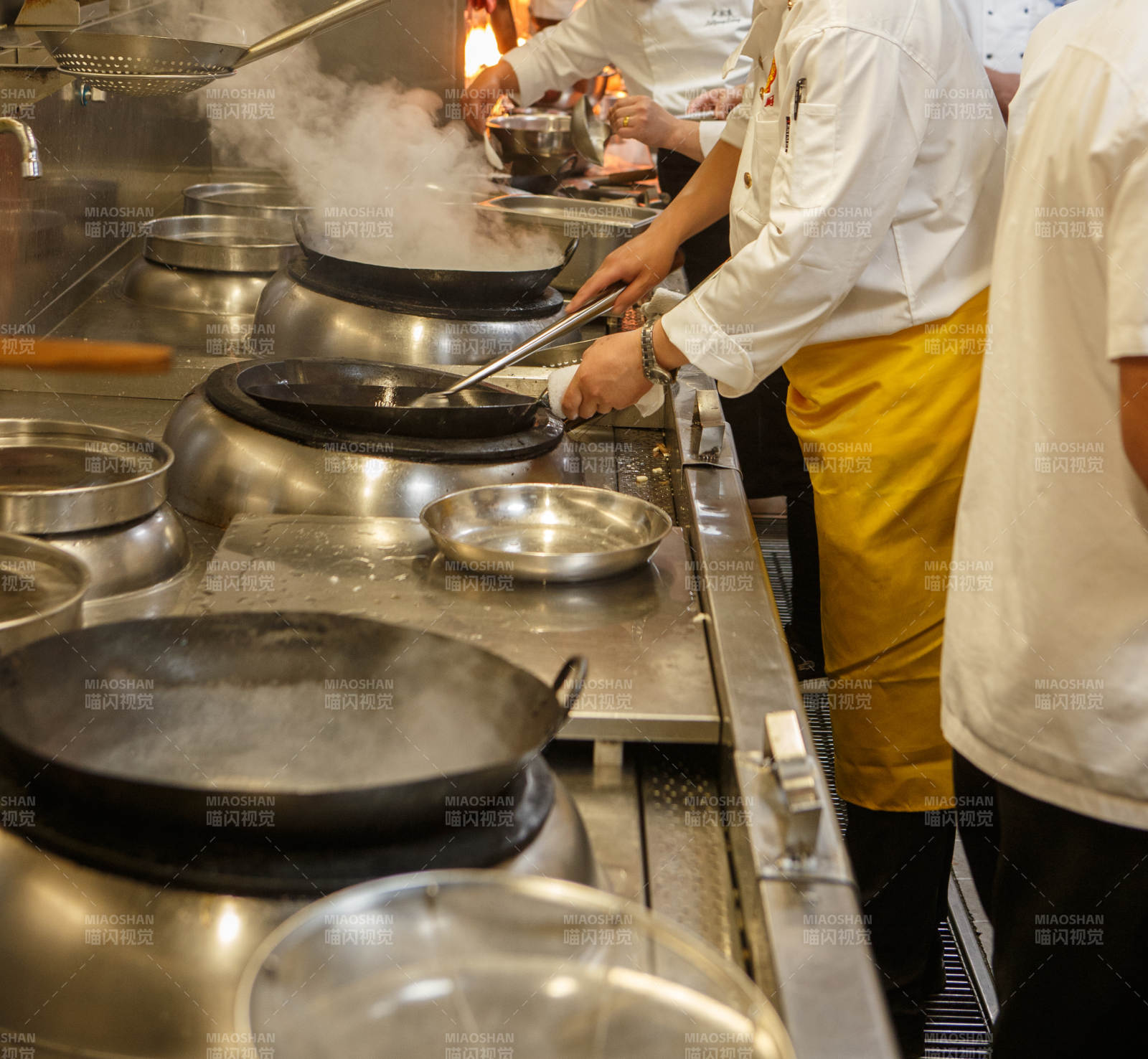 人与食物紧张忙碌的中餐厨房-摄影图