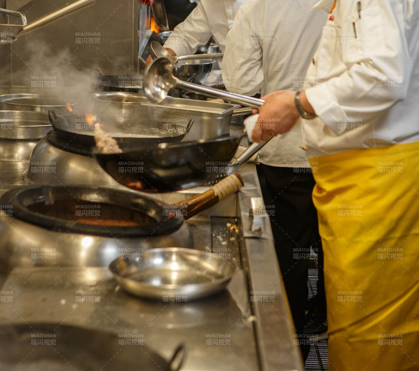 人与食物紧张忙碌的中餐厨房-摄影图