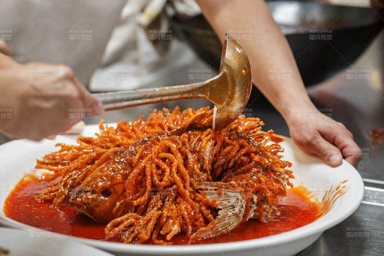 后廚制作中的半成品成品名菜金毛獅子魚