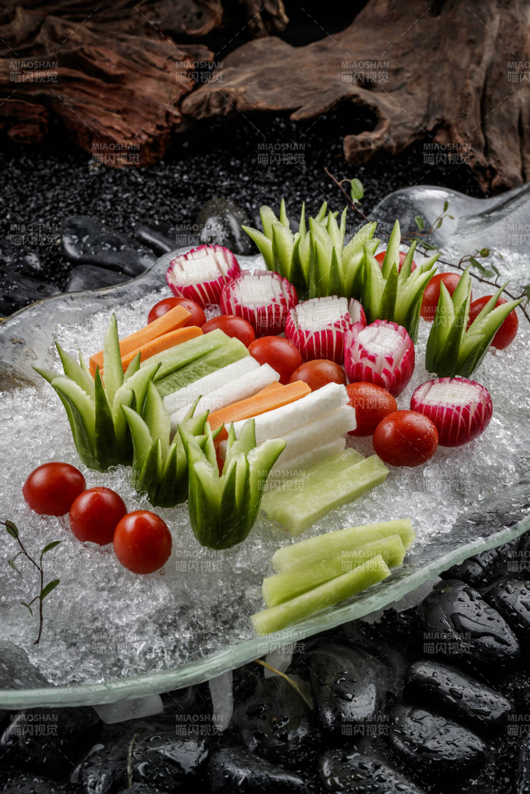 冰盘装的田园时蔬