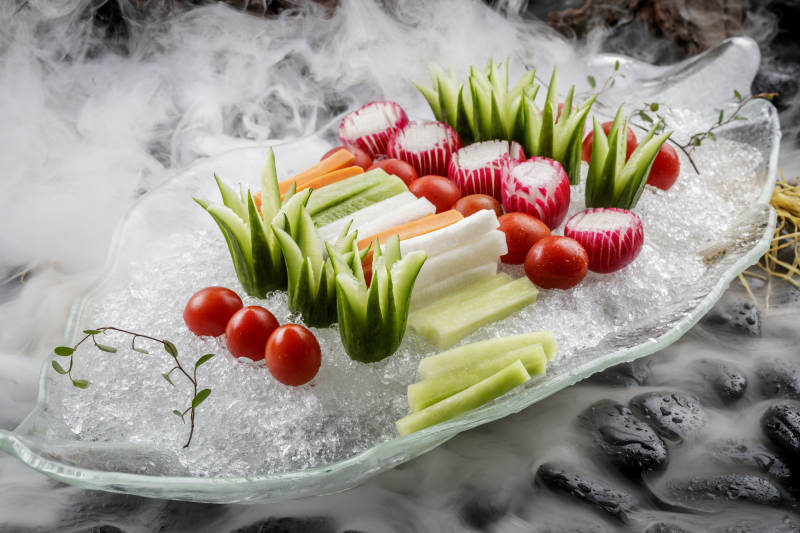 冰盘装的田园时蔬