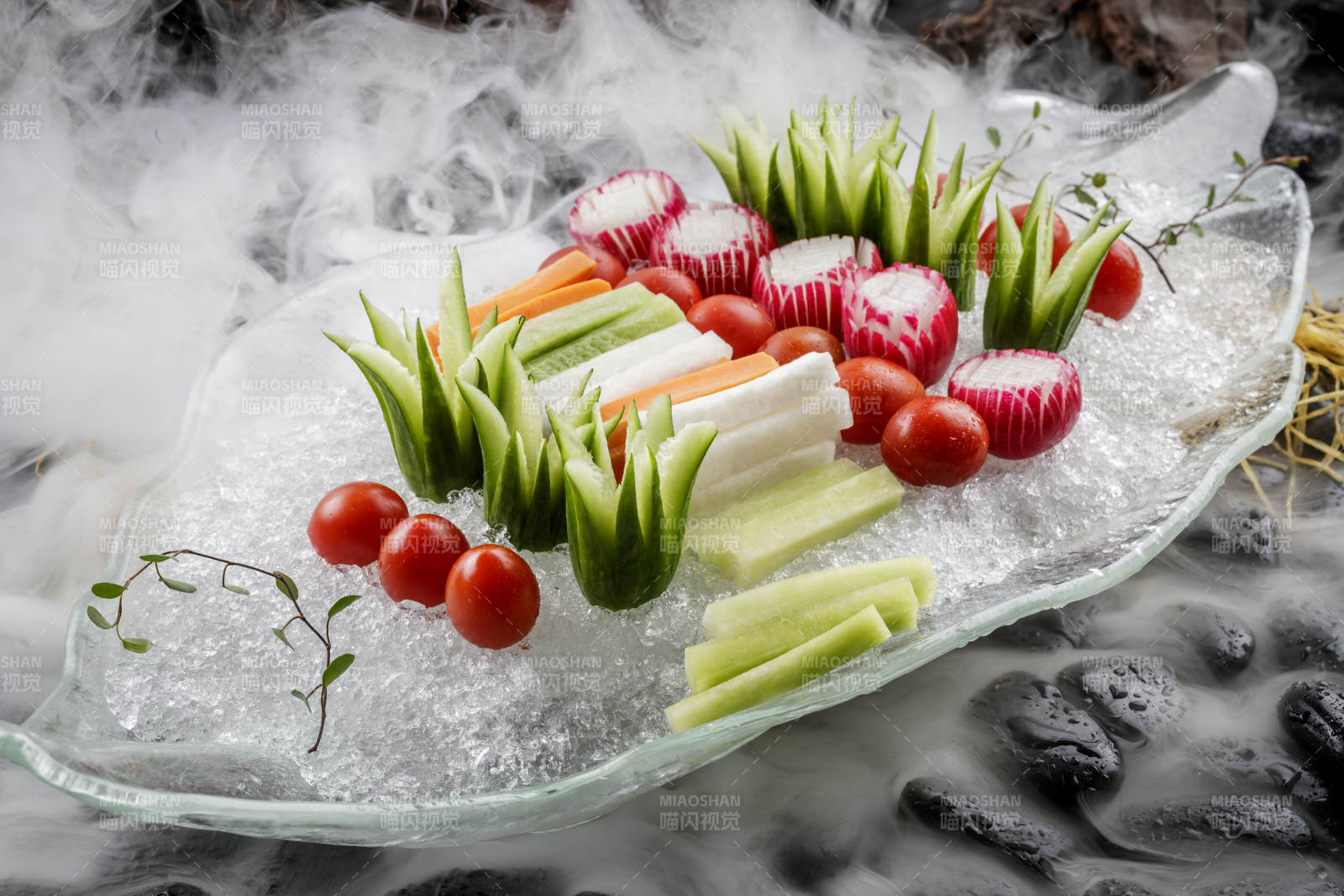 冰盘装的田园时蔬