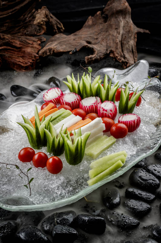 冰盘装的田园时蔬