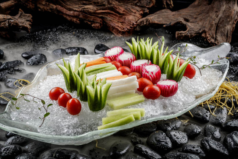 冰盘装的田园时蔬