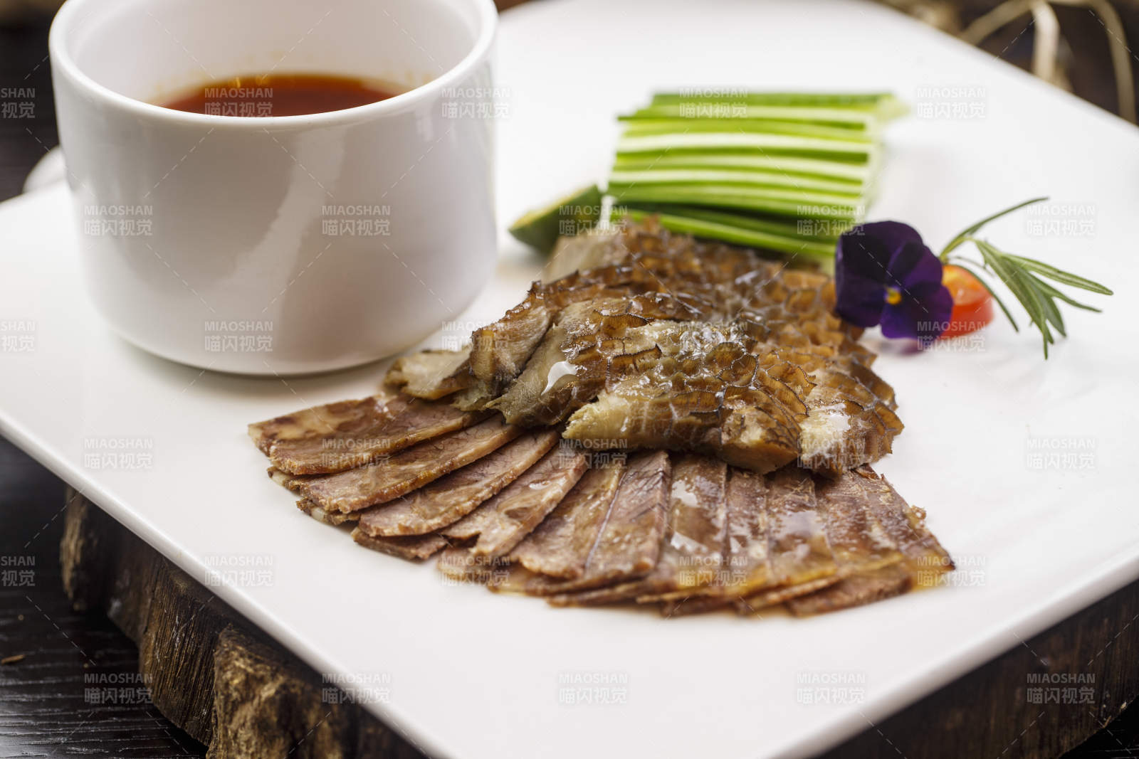 卤水猪肚香肠拼配以作菜黄瓜丝-摄影图