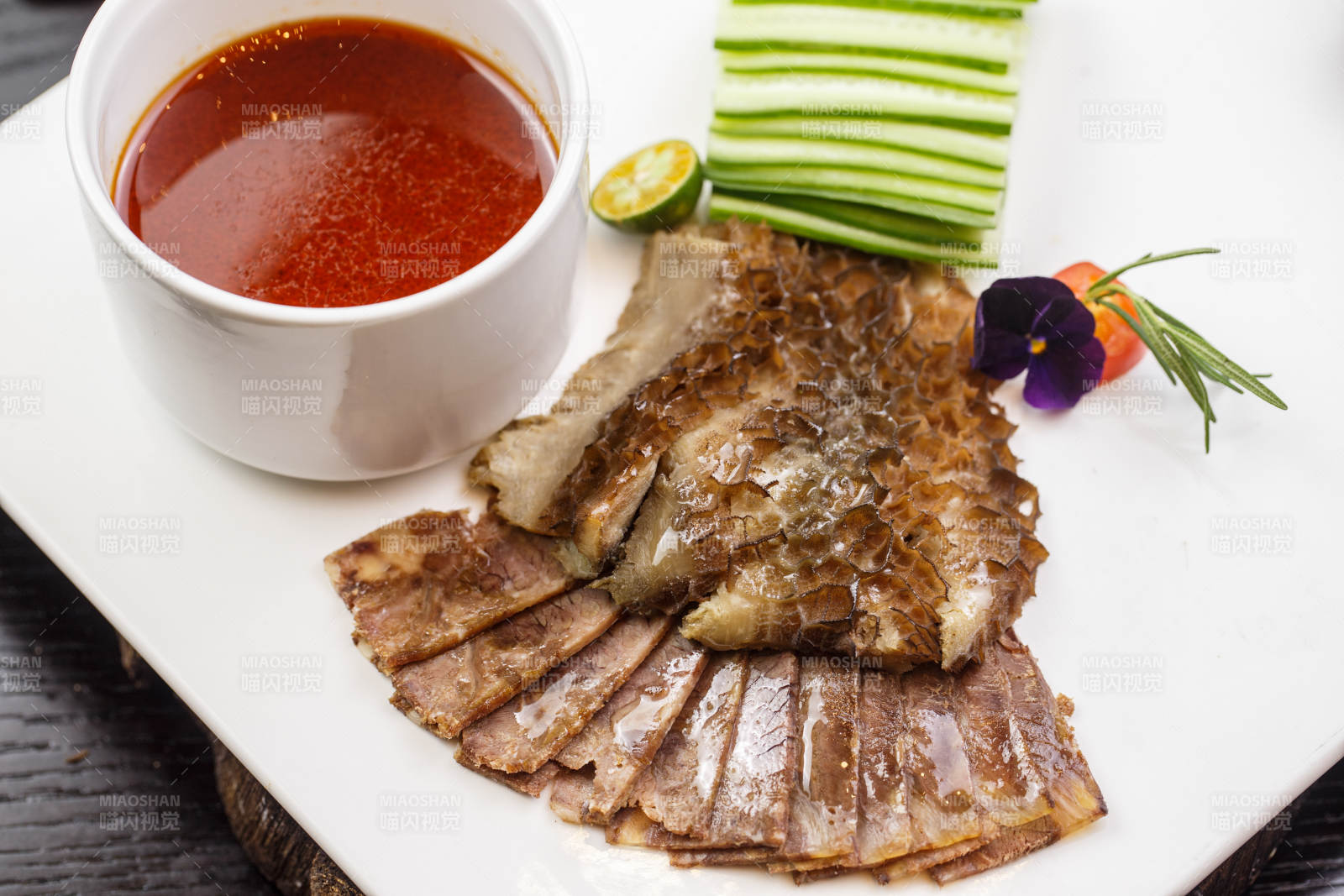 卤水猪肚香肠拼配以作菜黄瓜丝-摄影图