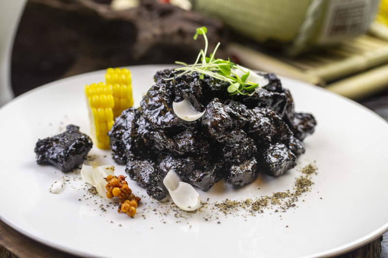 墨魚汁焗牛腩肉配飾食材玉米金桔沙棘果