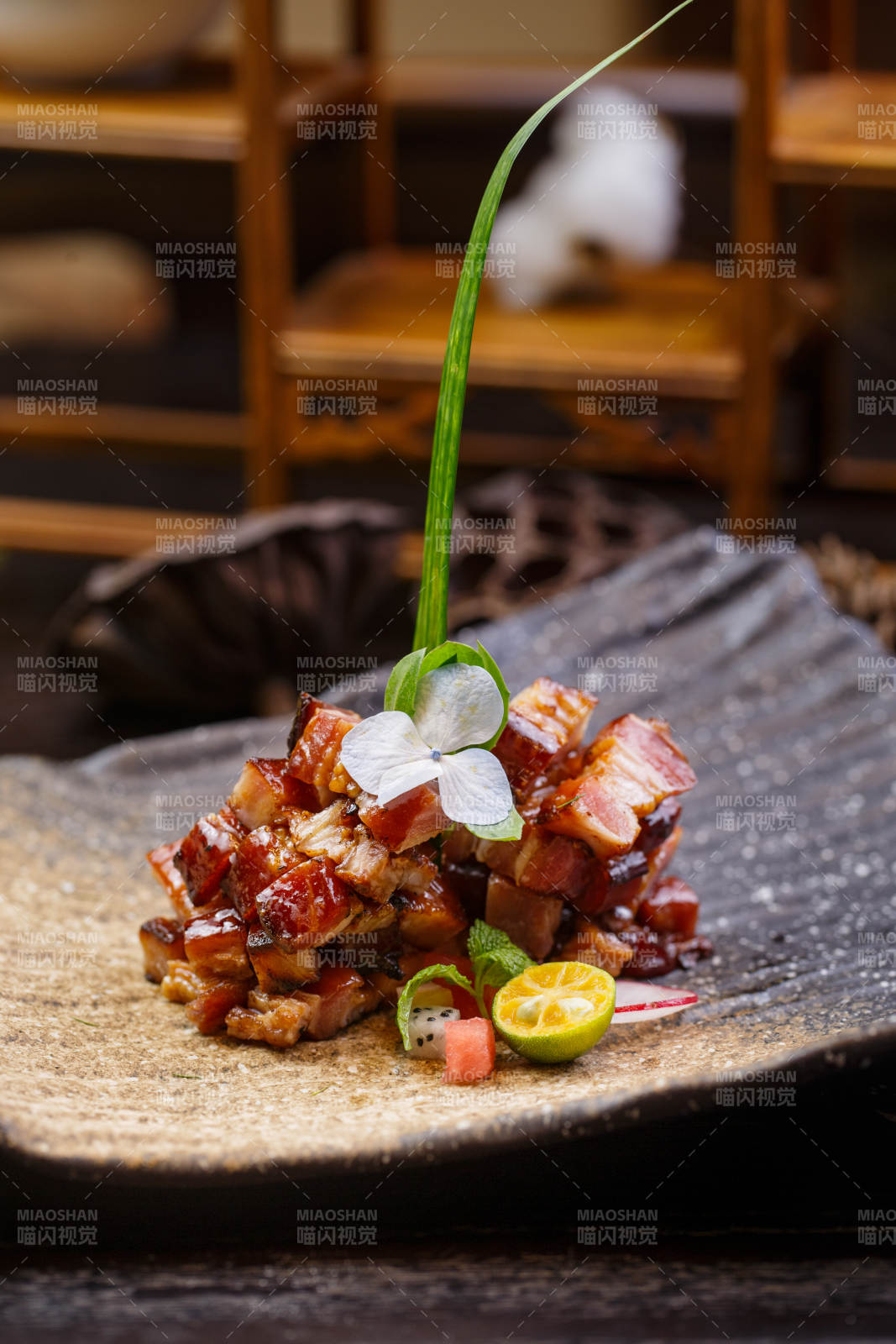 复古陶盘装的广式蜜汁叉烧肉