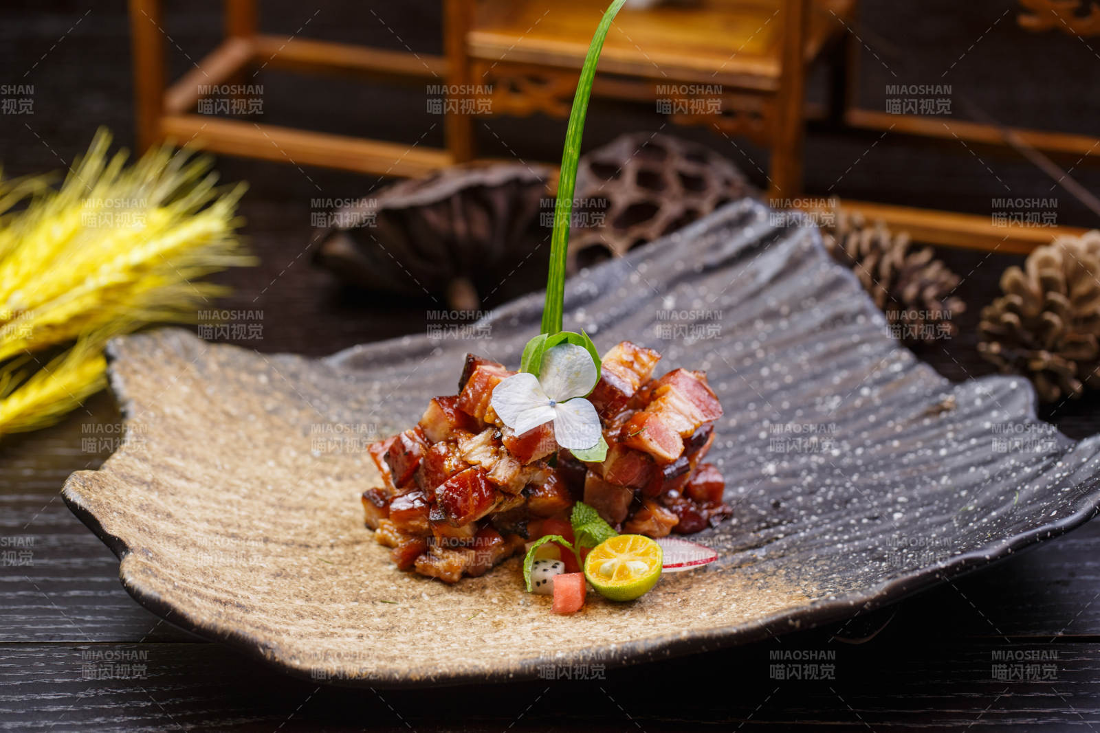 复古陶盘装的广式蜜汁叉烧肉