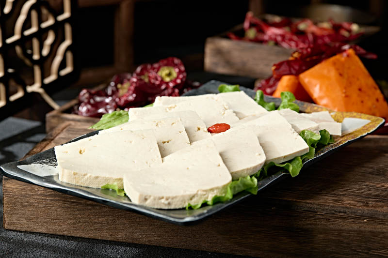 一盘新鲜的嫩豆腐切片