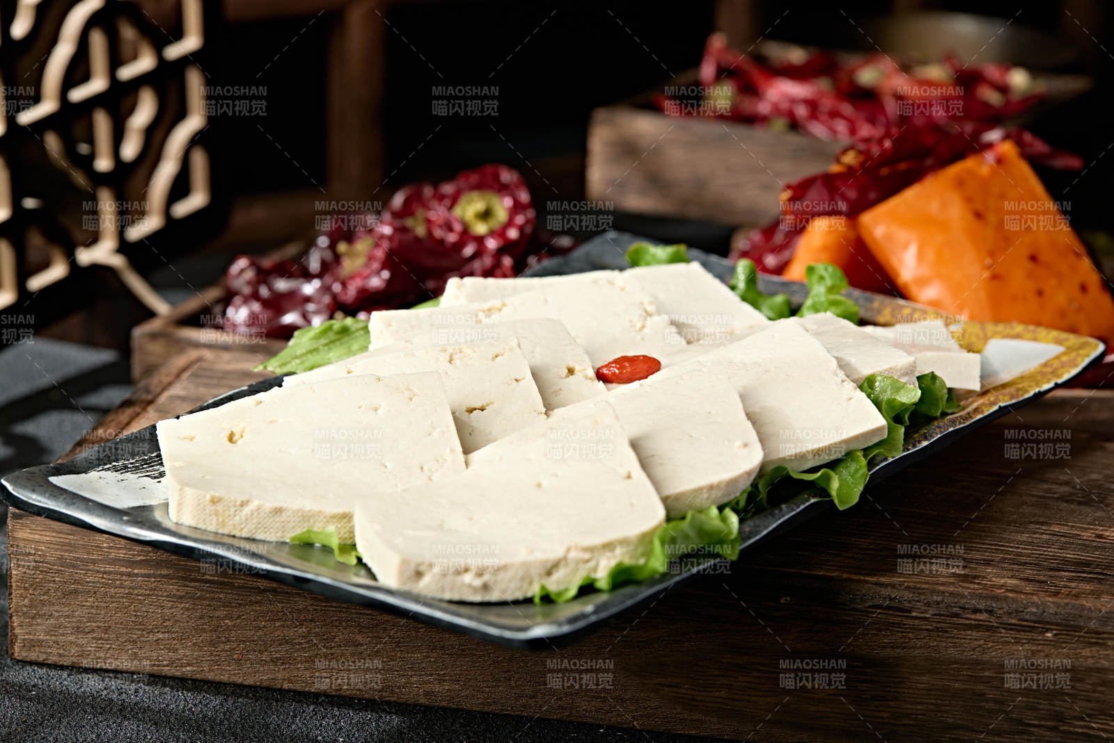 一盘新鲜的嫩豆腐切片