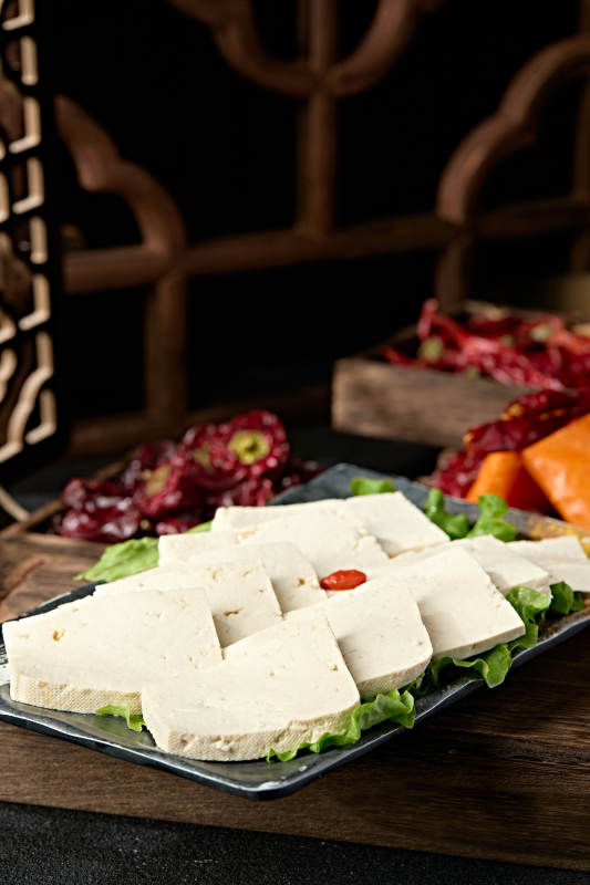 一盘新鲜的嫩豆腐切片