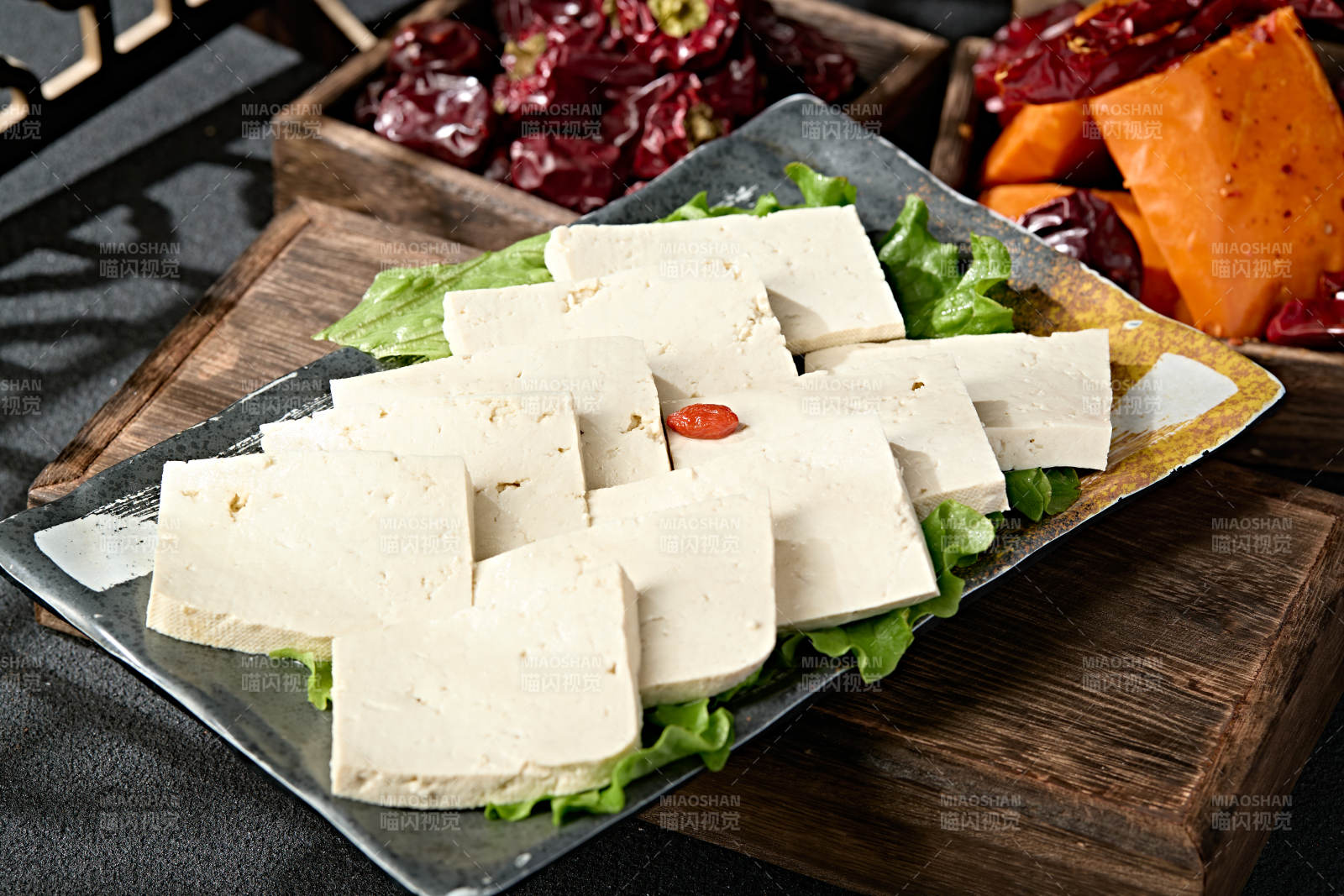 一盘新鲜的嫩豆腐切片