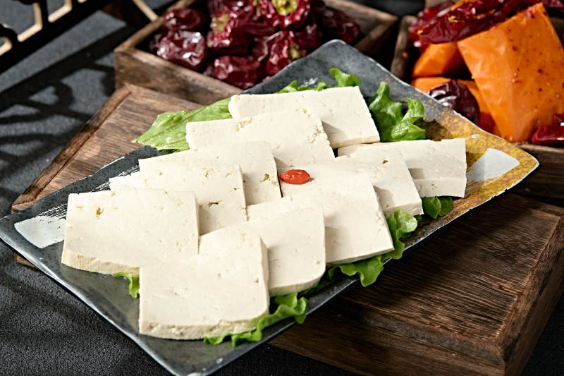一盘新鲜的嫩豆腐切片