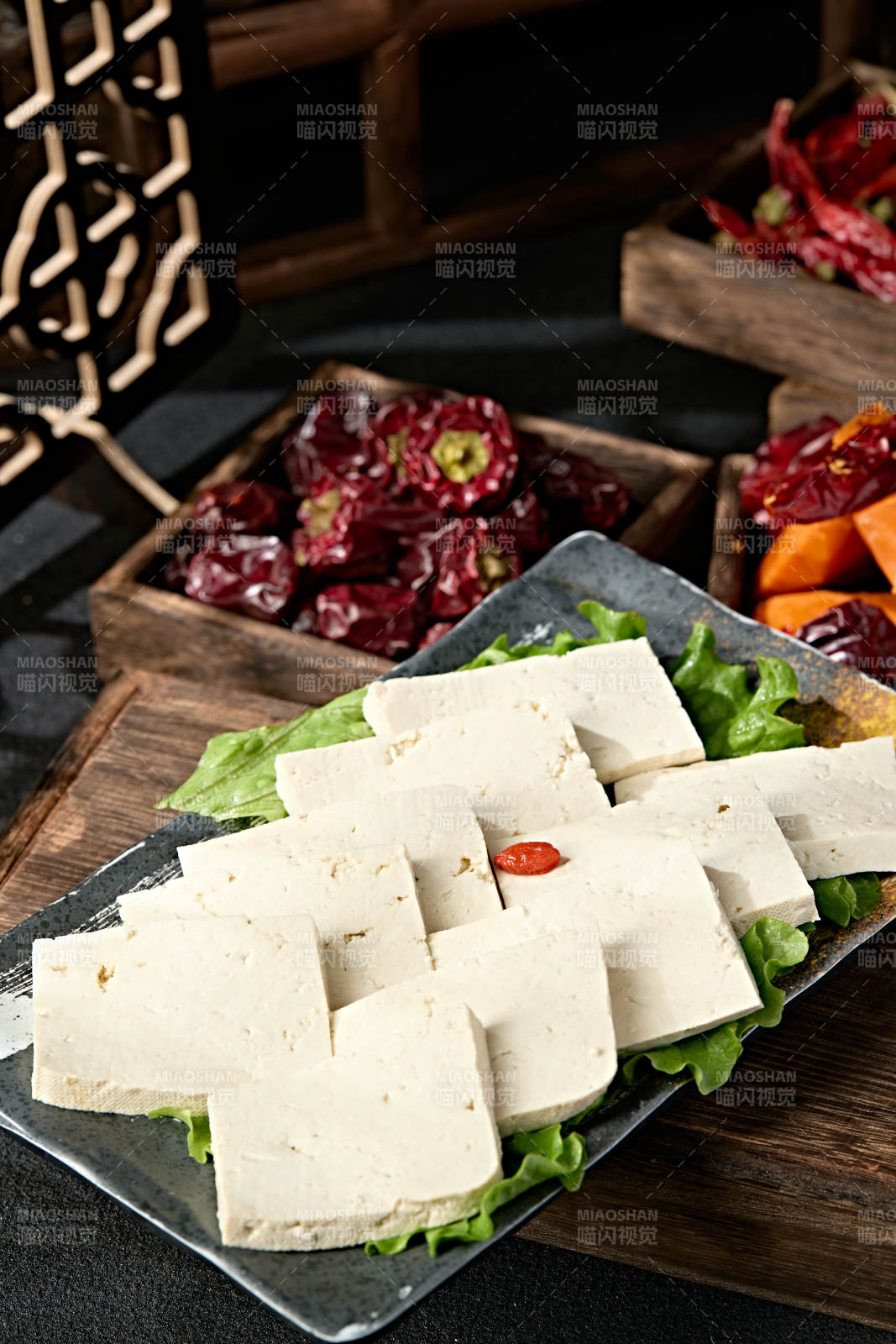 一盘新鲜的嫩豆腐切片