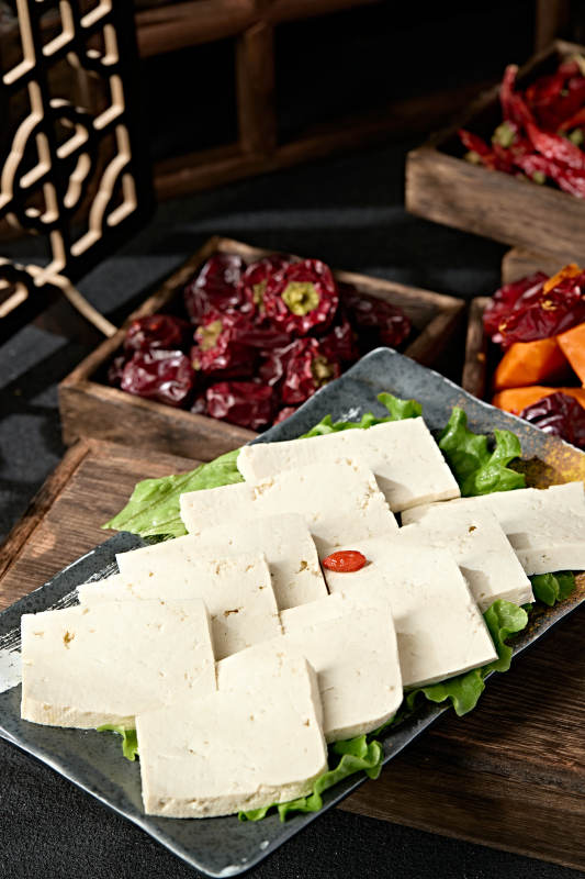 一盘新鲜的嫩豆腐切片