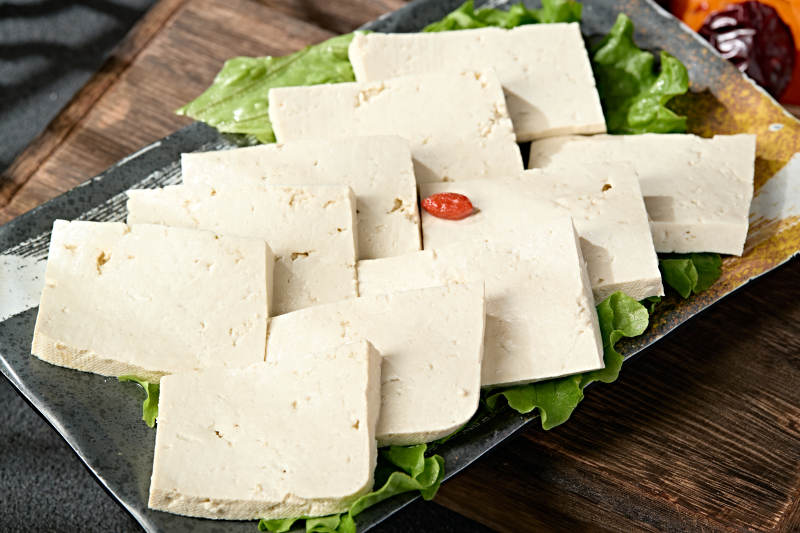 一盘新鲜的嫩豆腐切片