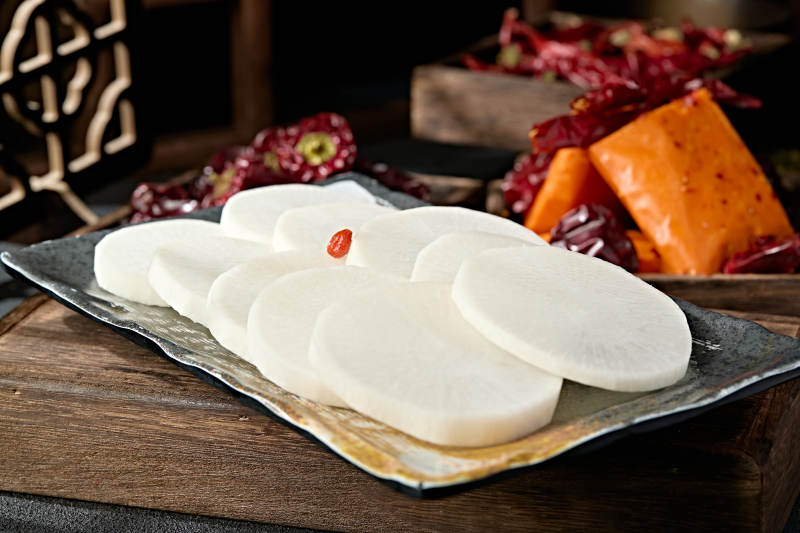 一盘新鲜白萝卜切片