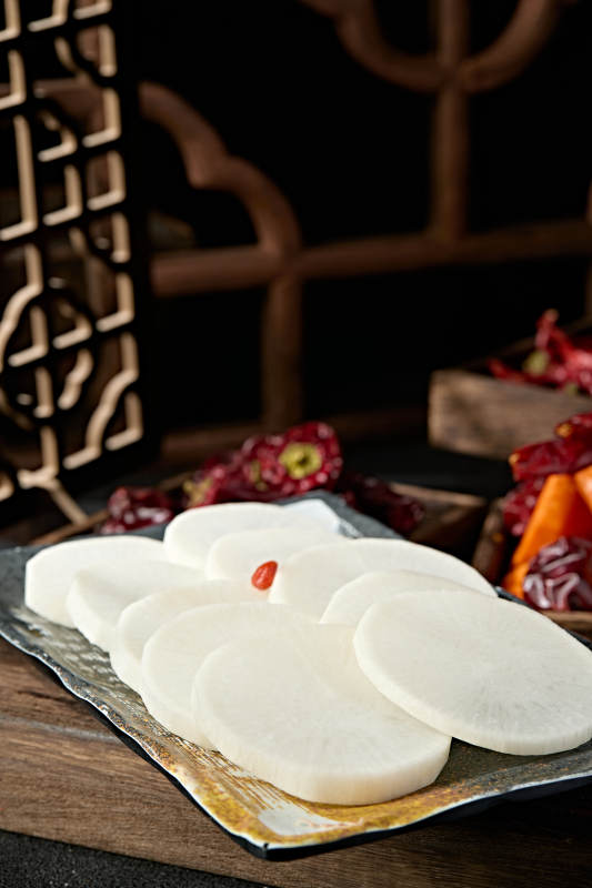 一盘新鲜白萝卜切片