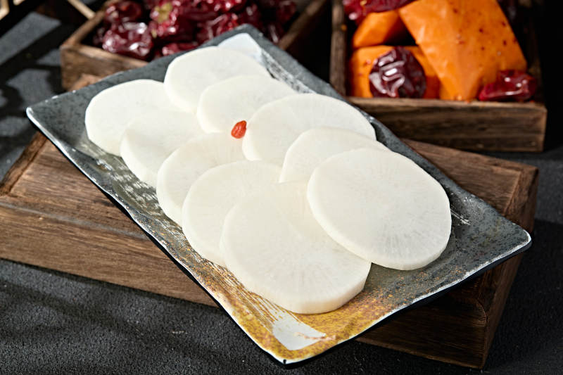 一盘新鲜白萝卜切片