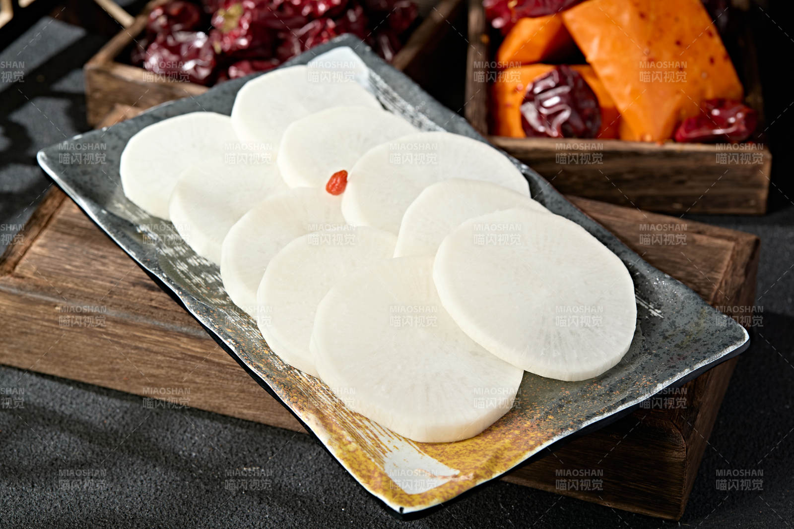 一盘新鲜白萝卜切片