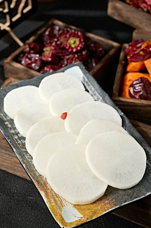 一盘新鲜白萝卜切片